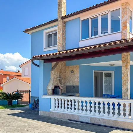 4 Bedroom Beautiful In Ferienhaus Vodnjan