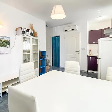 4 Bedroom Beautiful In Holiday home