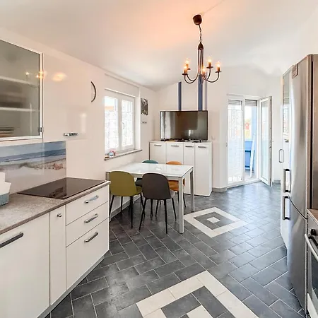 4 Bedroom Beautiful In Holiday home Vodnjan