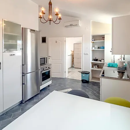 4 Bedroom Beautiful In Vodnjan